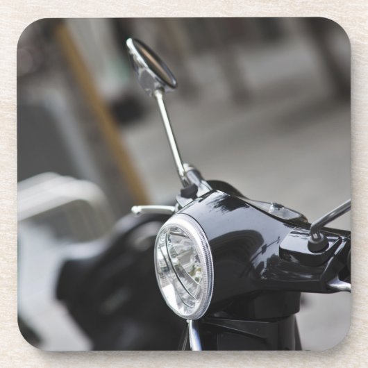 Madrid, schwarzer Vespa-Roller Untersetzer (Vorderseite)