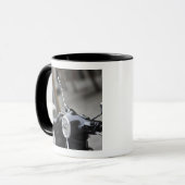 Madrid, schwarzer Vesparoller Tasse (Vorderseite Links)