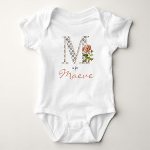 Maeve Name Reveal Blumenbrief M Girl Whimsical Baby Strampler