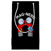Mag-Nerd Funny Nerd Magnet Pun Dark BG Kleine Geschenktüte (Vorderseite)