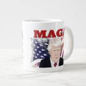 MAGA American Flag Trump roter Text Jumbo-Tasse (Vorderseite Rechts)