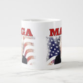 MAGA American Flag Trump roter Text Jumbo-Tasse (Vorderseite)