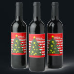 MAGA Christmas Patriotic Weinetikett<br><div class="desc">Lassen Sie uns Weihnachten wieder großartig machen mit diesen einzigartigen patriotischen Weinetiketten! US Flagge,  ein Weihnachtsbaum und MAGA Weihnachtsbotschaft,  die in Heften für ein amerikanisches Design umrissen ist. Tolle Geschenkidee für diese Saison!</div>