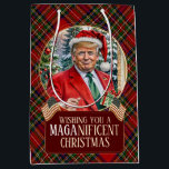 MAGA Christmas Tartan Kariert Santa Trump Mittlere Geschenktüte<br><div class="desc">Wünschen Sie Ihren Lieben ein herrliches Weihnachtsfest (und verbergen Sie vielleicht ein bisschen Faulheit),  indem Sie ihr MAGA Weihnachtsgeschenk in einen festlichen Vorhang karierten Geschenktasche verpacken.</div>
