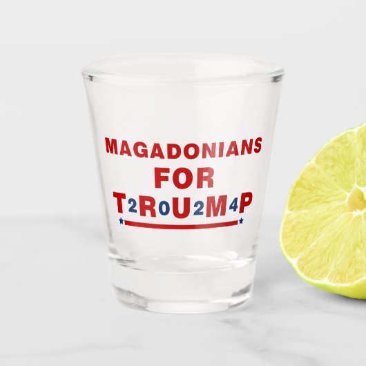 Magadonianer für Trump 2024 Red Blue Star Schnapsglas (Vorderseite)