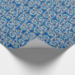 Magen David Swirl Blue und Silver Mosaic Geschenkpapier<br><div class="desc">Hochwertiges Hochglanzpapier mit einem wunderschönen und faszinierenden Original-Design,  das Wirbel in zwei Blautönen und einen silbernen Effekt "spooning" kombiniert,  um einen übertriebenen Stricklook zu schaffen,  mit silbrigen Sternen von David (Magen David). Geeignet für Hannukka,  Bar & Bat Mitzvahs,  und die meisten jüdischen Veranstaltungen.</div>
