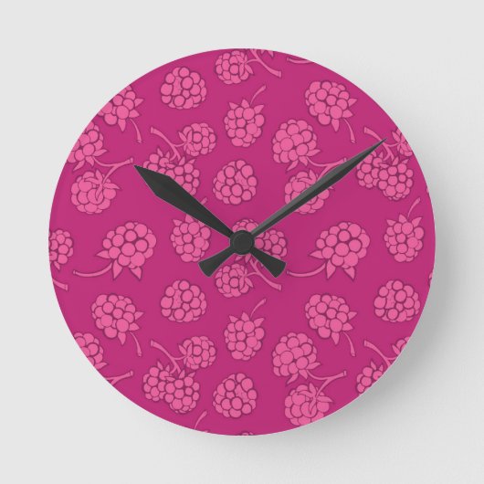 Magenta Berry Pattern Runde Wanduhr (Vorderseite)