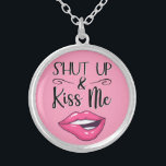 Magenta Cartoon Lippen Halt die Klappe und küss mi Versilberte Kette<br><div class="desc">Dieser trendige Kuss-Mich-Halskette verfügt über einen zeichn von magentafarbenen Lippen-Lippen-Lippen-Lippen-Lippen-Lippen-Lippen-Lippen und die Beschriftung Shut up & Kiss Me in einem modernen,  schwarzen Schriftart auf rosa Hintergrund.</div>