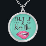 Magenta Cartoon lips Shut up & kiss me aquamarine Versilberte Kette<br><div class="desc">Dieser trendige Kuss-Mich-Halskette verfügt über einen zeichn von magentafarbenen Lippen-Lippen-Lippen-Lippen-Lippen-Lippen-Lippen-Lippen-Lippen und die Bildunterschrift Shut up & Kiss Me in einem modernen,  schwarzen Schriftart auf hellblauem Hintergrund.</div>