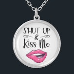 Magenta Cartoon lips Shut up & küssen mich weiß Versilberte Kette<br><div class="desc">Dieser trendige Kuss-Mich-Halskette verfügt über einen zeichn von magentafarbenen Lippen-Lippen-Lippen-Lippen-Lippen-Lippen-Lippen-Lippen-Lippen-Lippen und die Bildunterschrift Shut up & Kiss Me in einem modernen,  schwarzen Schriftart auf schlichtem weißem Hintergrund.</div>