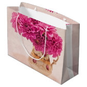 Magenta Dahlias Große Geschenktüte (Rückseite Schrägansicht)