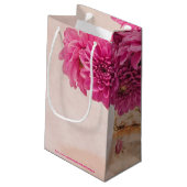 Magenta Dahlias Kleine Geschenktüte (Rückseite Schrägansicht)