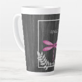 Magenta Dragonfly Rustikale Personalisierte Latte Milchtasse (Linke Ecke)