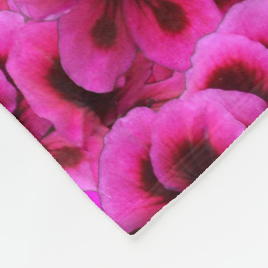 Magenta Geranium Blume, kleines Fleece Blanket. (Ecke)