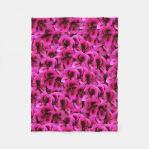 Magenta Geranium Blume, kleines Fleece Blanket.