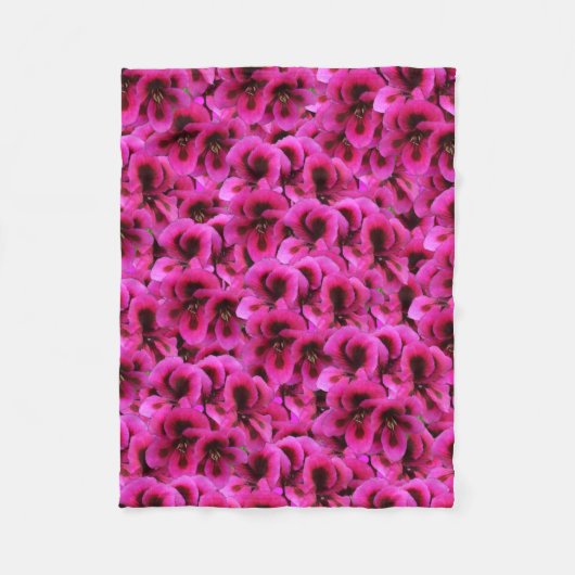 Magenta Geranium Blume, kleines Fleece Blanket. (Vorderseite)