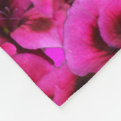 Magenta Geranium Blume, Mittelfläschchen. Fleecedecke (Ecke)