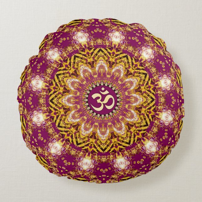 Magenta Gold Boho Spiritual OM Yoga Round Cushi Rundes Kissen (Vorderseite)