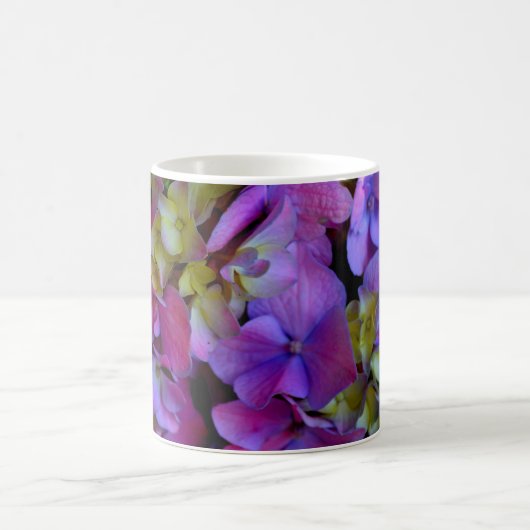 Magenta Lila-blaugelbe Hydrangeas-Blume Kaffeetasse (Mittel)