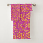 Magenta Lila Yellow Groovy Blume Pattern Badhandtuch Set (Insitu)
