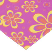 Magenta Lila Yellow Groovy Blume Pattern Tischdecke (Schrägansicht)