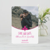 Magenta Lilie Foto Save the Date Ankündigung (Stehend Vorderseite)