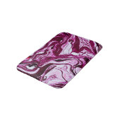 Magenta Marmortextur: Abstrakte Fluid Art Badematte (Schrägansicht)