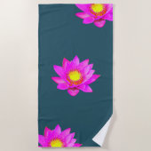 Magenta Pink Lotus Blume auf Blue Strandtuch (Vorderseite)