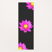 Magenta Pink Lotus Blume auf der Black Yoga Mat Yogamatte (Vorderseite)