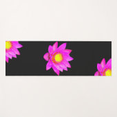 Magenta Pink Lotus Blume auf der Black Yoga Mat Yogamatte (Vorderseite (Horizontal))