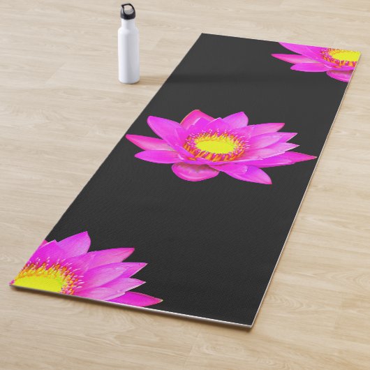 Magenta Pink Lotus Blume auf der Black Yoga Mat Yogamatte (Beispiel)