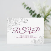 Magenta Plum auf White Elegante Silver Lace Weddin RSVP Karte (Stehend Vorderseite)