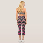 Magenta rosa Ober dunkelgrau Zickzack Muster Capri Leggings (Rückseite)