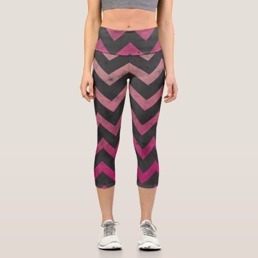 Magenta rosa Ober dunkelgrau Zickzack Muster Capri Leggings (Vorderseite)