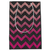 Magenta rosa Ober dunkelgrau Zickzack Muster Mittlere Geschenktüte (Vorderseite)