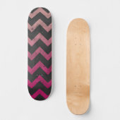 Magenta rosa Ober dunkelgrau Zickzack Muster Skateboard (Vorderseite)