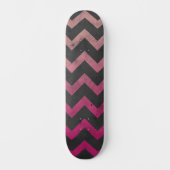 Magenta rosa Ober dunkelgrau Zickzack Muster Skateboard (Vorderseite)