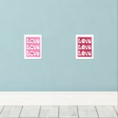 Magenta Rosa Retro LIEBE Typografie mit Herzen Bilderwand Sets (Holzboden)