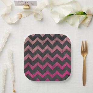 Magenta rosa roter Ombre dunkelgraues Chevron-Must Pappteller