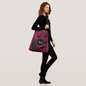 Magenta rosa Schwarz Geometrie Muster Monogram Tragetaschen Mit Langen Trägern (Am Model)