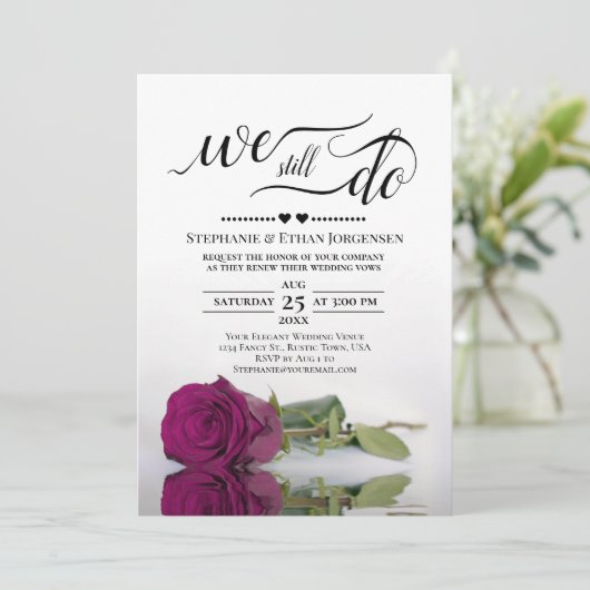 Magenta Rose wir noch Hochzeitstag Vow Erneuerung Einladung (Stehend Vorderseite)