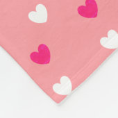 Magenta rote und weiße Herzen auf Korallenrosa Fleecedecke (Ecke)