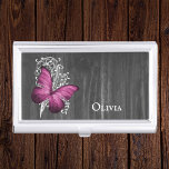 Magenta Rustic Butterfly Personalisiert Visitenkarten Dose<br><div class="desc">Bewahren Sie Ihre Visitenkarten mit einem Magenta Rustic Butterfly Personalisierten Visitenkartenhalter. Das Design der Visitenkarte umfasst einen Schmetterling, der an einem weißen Reben aus Blatt befestigt ist, und einen dunkelgrauen Holzhintergrund, auf dem Sie Ihren Namen personalisieren können. Weitere Artikel sind auch mit diesem Design erhältlich. Bitte kontaktieren Sie mich direkt...</div>