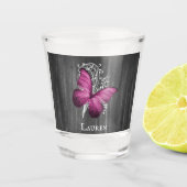 Magenta Rustic Butterfly Personalisiertes Shotglas Schnapsglas (Vorderseite)