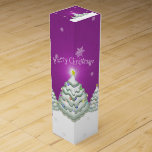 Magenta Snowy Christmas Tree Weingeschenk Box<br><div class="desc">Geschenke etwas Weihnachtsgeist in dieser Weihnachtszeit mit dieser festlichen Magenta Snowy Weihnachtsbaum Wein Geschenkbox. Das Design der Geschenkboxen besticht durch ein Trio schneebedeckter Weihnachtsbäume vor einem magentafarbenen Hintergrund und fallende Schneeflocken. Mit diesem Design sind auch zusätzliche Geschenk- und Urlaubsartikel erhältlich.</div>