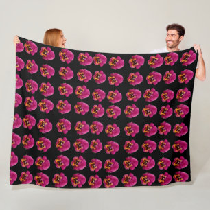 Magenta-Stiefmütterchen auf Schwarz, Fleecedecke