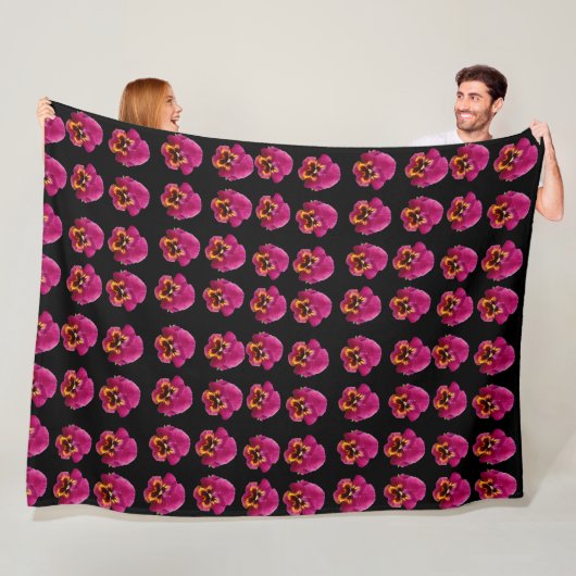 Magenta-Stiefmütterchen auf Schwarz, Fleecedecke (Beispiel)