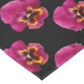 Magenta-Stiefmütterchen auf Schwarz, Tischdecke (Schrägansicht)