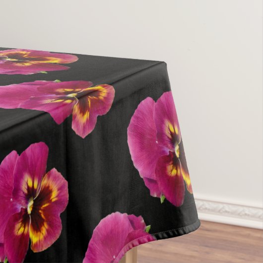 Magenta-Stiefmütterchen auf Schwarz, Tischdecke (Beispiel)