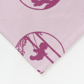 Magenta Swing Silhouette Pattern auf Lavendel Fleecedecke (Ecke)